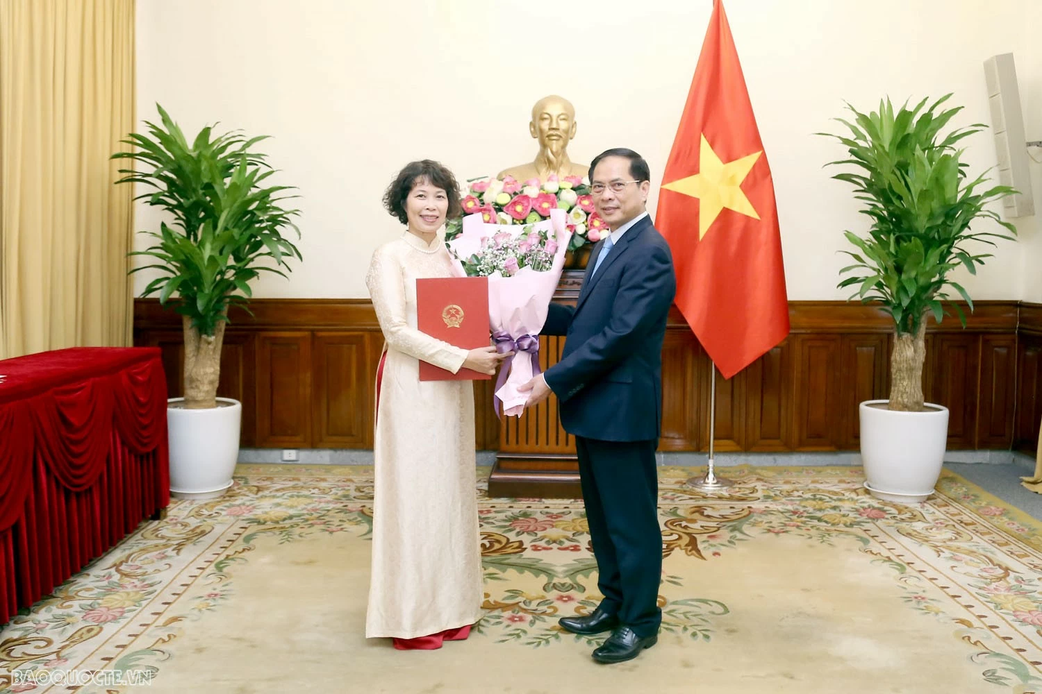 Phó Thủ tướng, Bộ trưởng Ngoại giao trao quyết định bổ nhiệm lãnh đạo đơn vị và Tổng Lãnh sự Việt Nam ở nước Ngoài Phó Thủ tướng, Bộ trưởng Ngoại giao trao quyết định bổ nhiệm lãnh đạo đơn vị và Tổng Lãnh sự Việt Nam ở nước ngoài