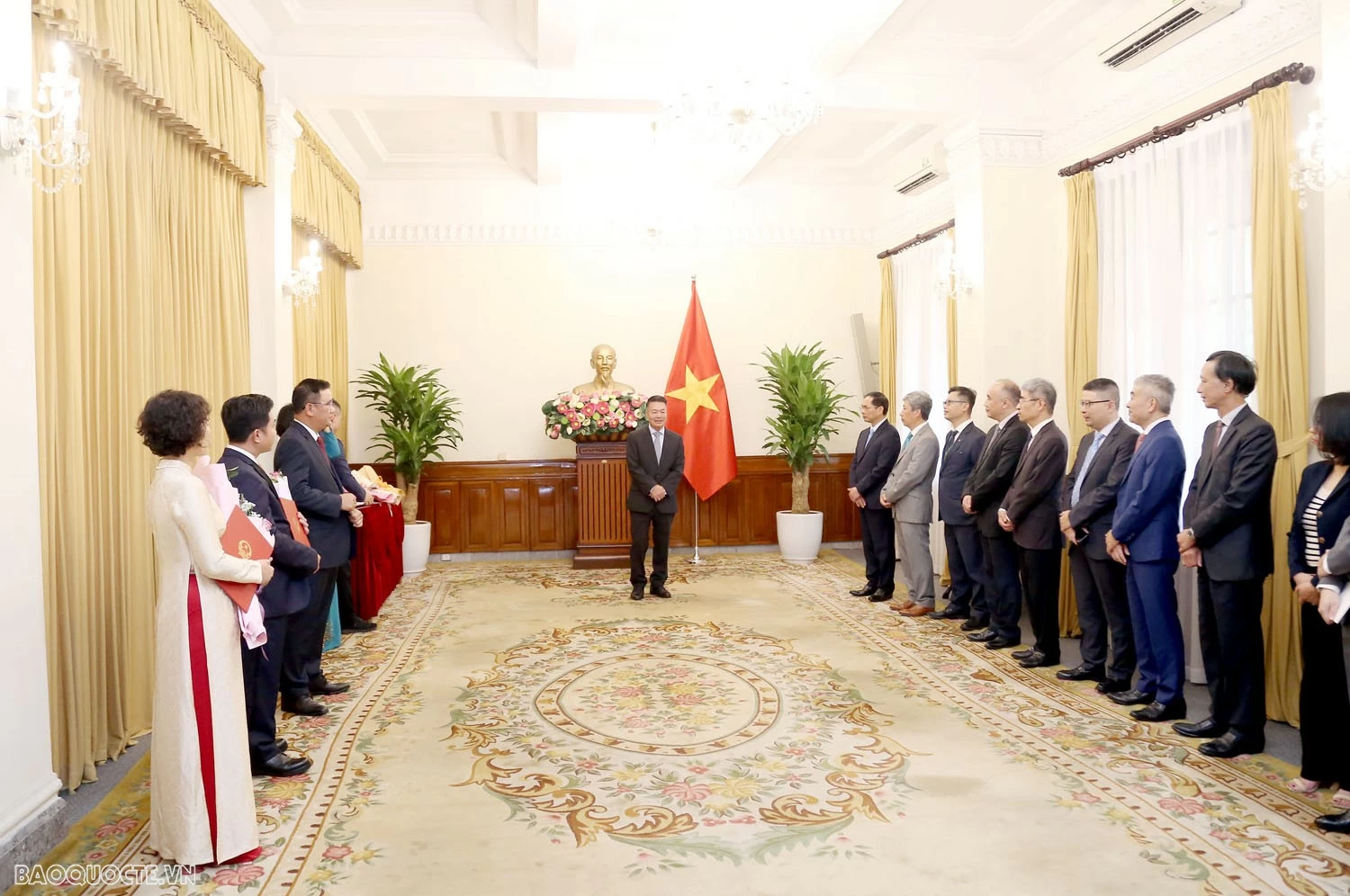 Phó Thủ tướng, Bộ trưởng Ngoại giao trao quyết định bổ nhiệm lãnh đạo đơn vị và Tổng Lãnh sự Việt Nam ở nước Ngoài Phó Thủ tướng, Bộ trưởng Ngoại giao trao quyết định bổ nhiệm lãnh đạo đơn vị và Tổng Lãnh sự Việt Nam ở nước ngoài