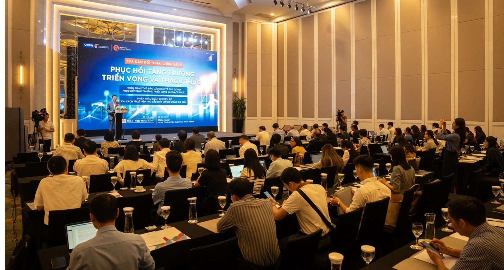 Toàn cảnh Tọa đàm “Đối thoại chính sách: Phục hồi tăng trưởng - Triển vọng và thách thức VEPR: Với kịch bản cao, tăng trưởng kinh tế Việt Nam sẽ đạt mục tiêu mới 7% của Chính phủ