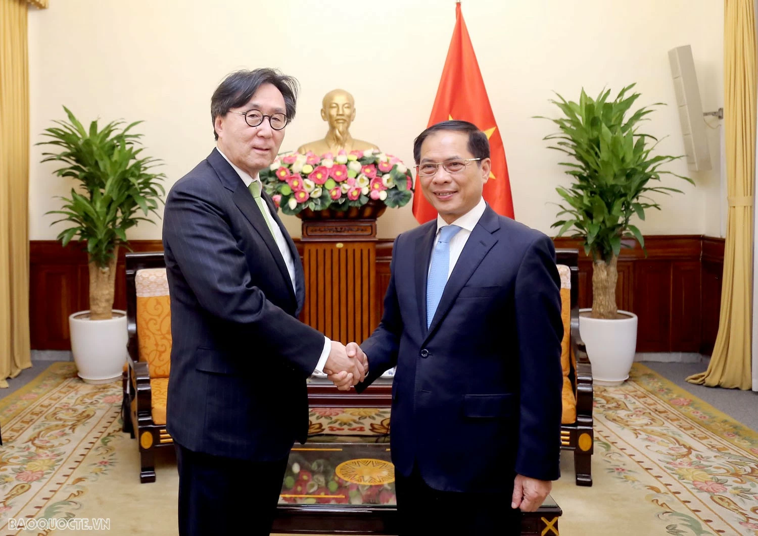 Phó Thủ tướng, Bộ trưởng Ngoại giao Bùi Thanh Sơn tiếp Đặc phái viên của Tổng thống Hàn Quốc Phó Thủ tướng, Bộ trưởng Ngoại giao Bùi Thanh Sơn tiếp Đặc phái viên của Tổng thống Hàn Quốc