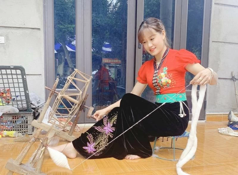 Thiếu nữ bản Vàng Pheo quay sợi dệt vải. (Ảnh: N.Minh) Thiếu nữ bản Vàng Pheo quay sợi dệt vải. (Ảnh: N.Minh)
