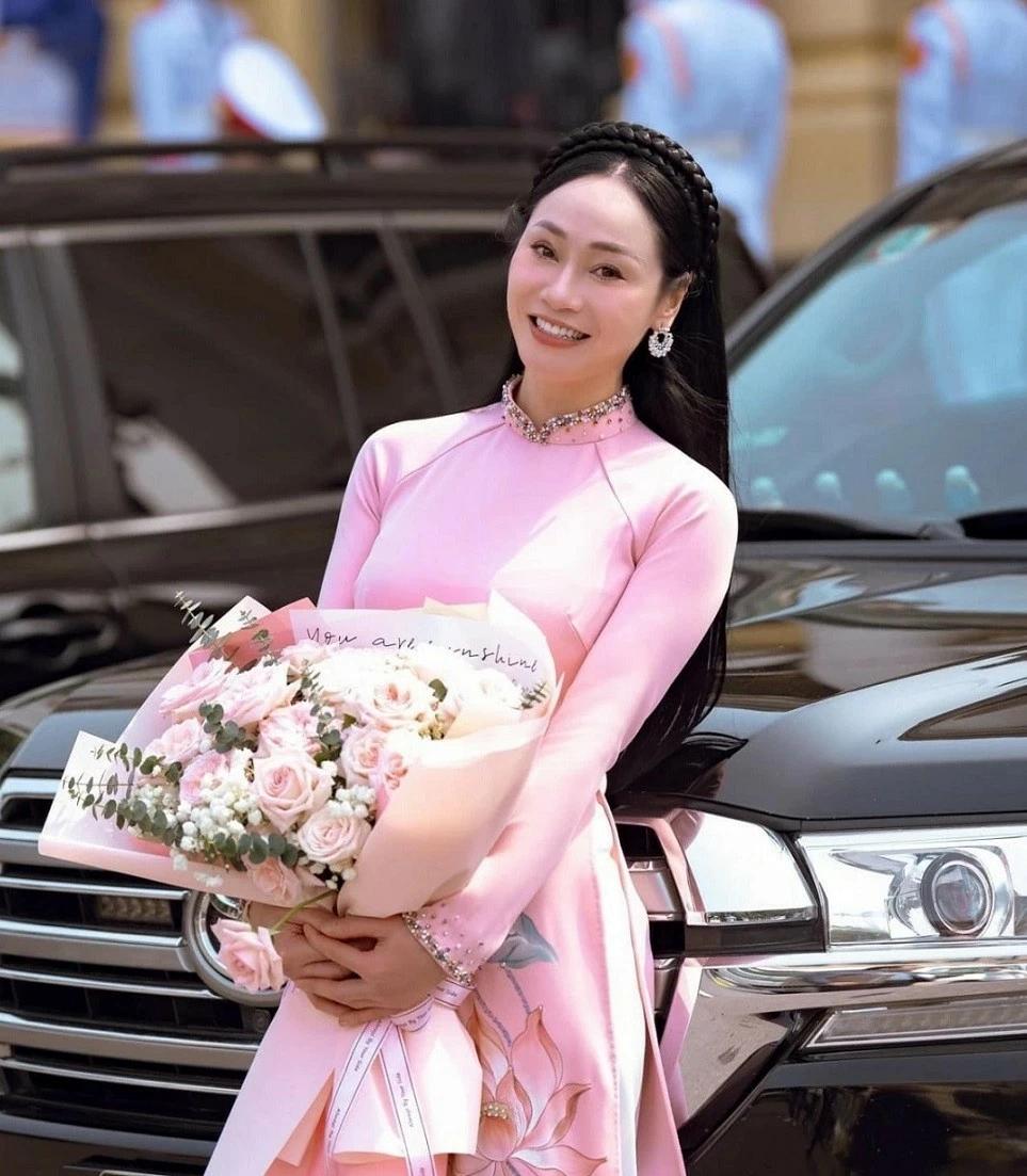 Nghệ sĩ Quách Thu Phương rạng rỡ với áo dài; diễn viên Thúy Ngân nữ tính Nghệ sĩ Quách Thu Phương rạng rỡ với áo dài; diễn viên Thúy Ngân nữ tính