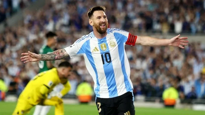 Messi cân bằng kỷ lục hat-trick quốc tế của Ronaldo Messi cân bằng kỷ lục hat-trick quốc tế của Ronaldo
