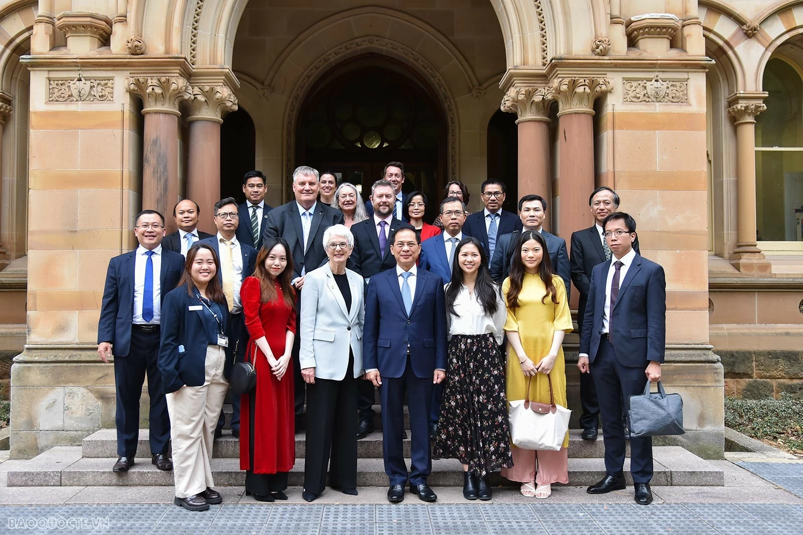 Phó Thủ tướng Chính phủ, Bộ trưởng Ngoại giao Bùi Thanh Sơn thăm, trò chuyện với sinh viên Đại học Adelaide, Australia Phó Thủ tướng Chính phủ, Bộ trưởng Ngoại giao Bùi Thanh Sơn thăm, trò chuyện với sinh viên Đại học Adelaide, Australia