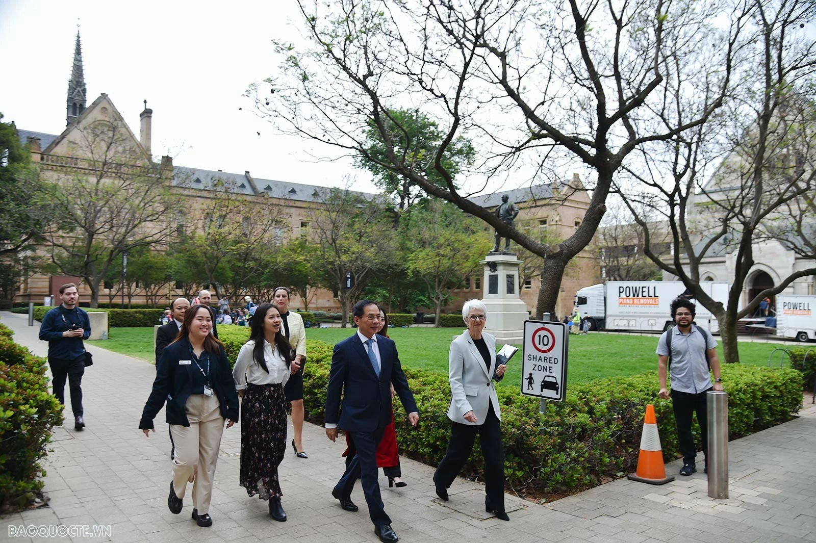 Phó Thủ tướng Chính phủ, Bộ trưởng Ngoại giao Bùi Thanh Sơn thăm, trò chuyện với sinh viên Đại học Adelaide, Australia Phó Thủ tướng Chính phủ, Bộ trưởng Ngoại giao Bùi Thanh Sơn thăm, trò chuyện với sinh viên Đại học Adelaide, Australia