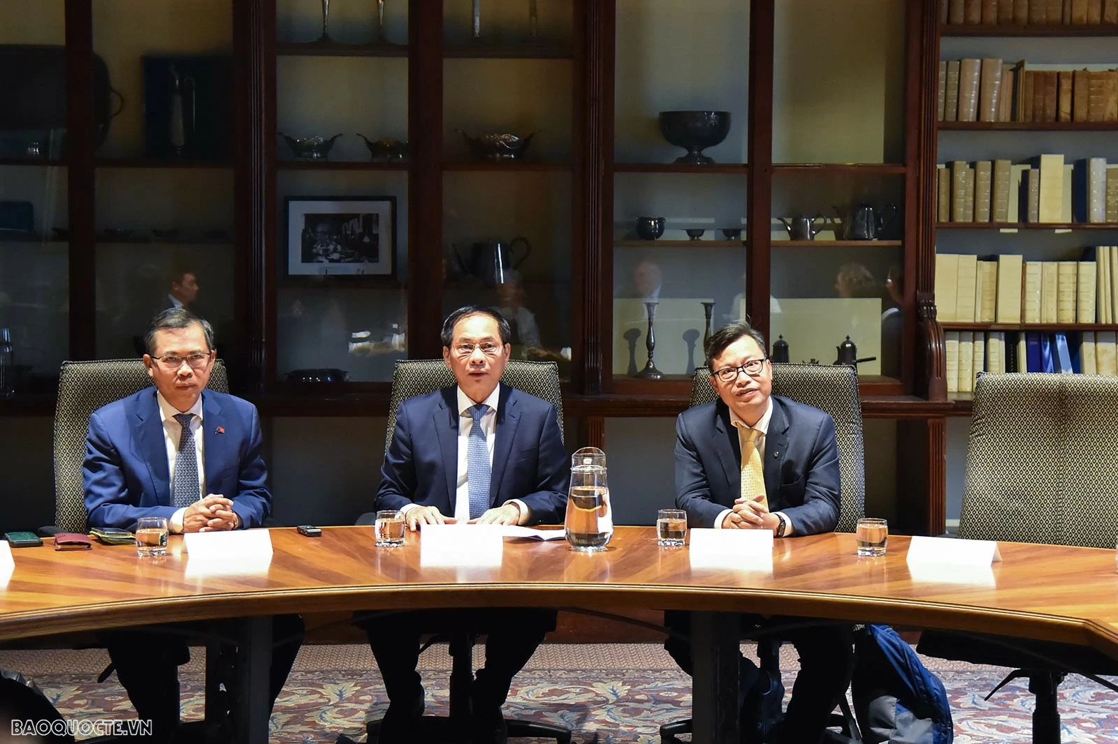 Phó Thủ tướng Chính phủ, Bộ trưởng Ngoại giao Bùi Thanh Sơn thăm, trò chuyện với sinh viên Đại học Adelaide, Australia Phó Thủ tướng Chính phủ, Bộ trưởng Ngoại giao Bùi Thanh Sơn thăm, trò chuyện với sinh viên Đại học Adelaide, Australia