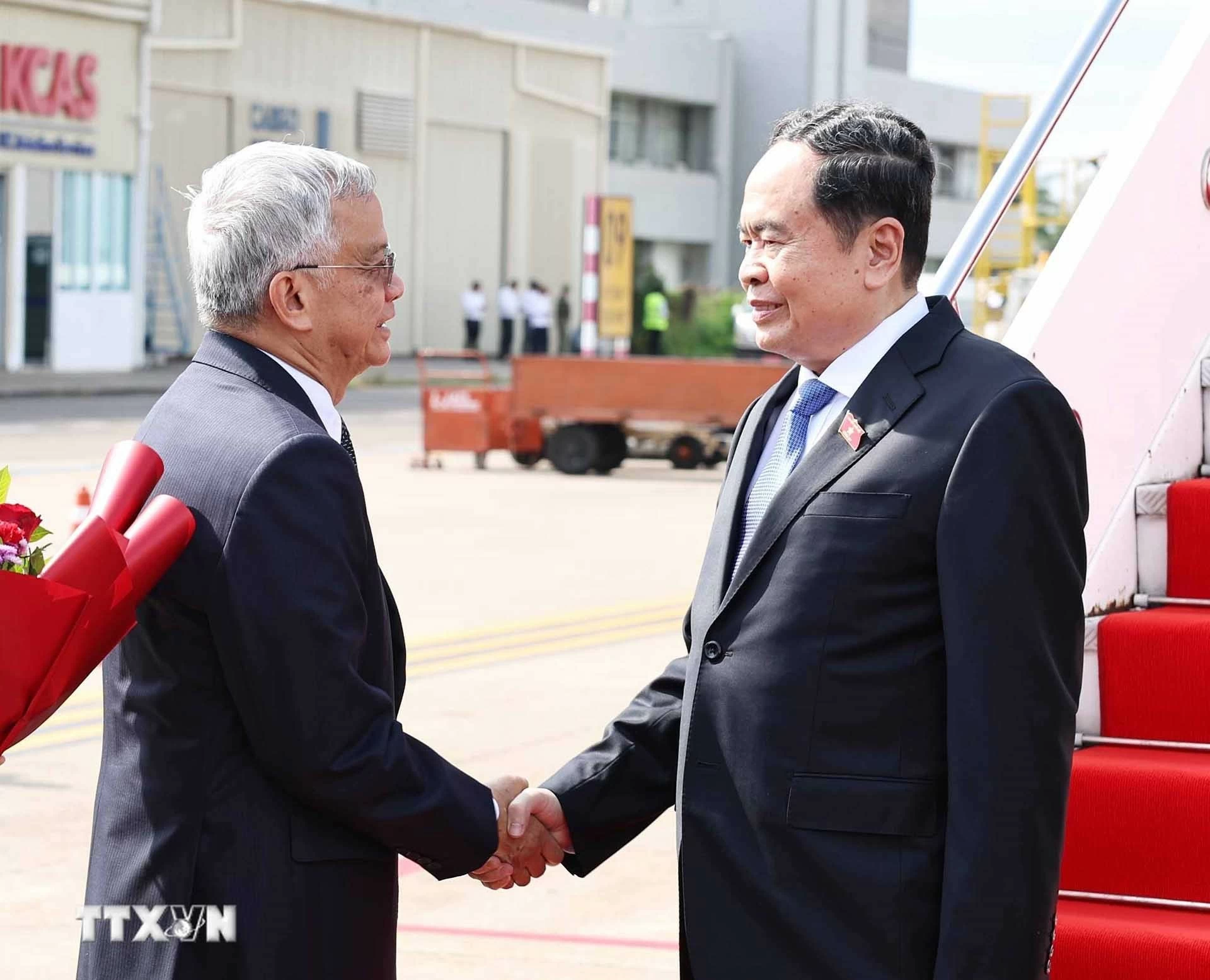 Chủ tịch Quốc hội Trần Thanh Mẫn đến thủ đô Vientiane, bắt đầu thăm chính thức Lào và tham dự AIPA-45 Chủ tịch Quốc hội Trần Thanh Mẫn đến thủ đô Vientiane, bắt đầu thăm chính thức Lào và tham dự AIPA-45