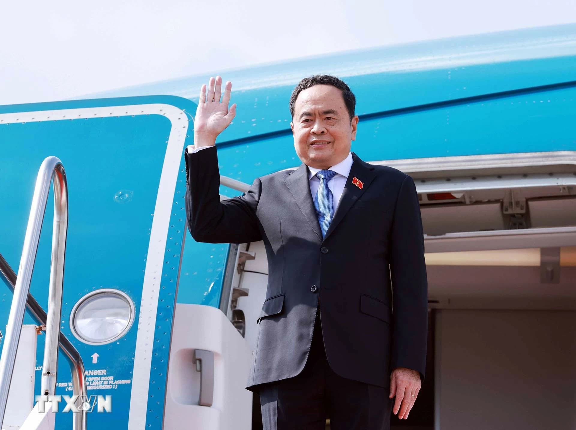 Chủ tịch Quốc hội Trần Thanh Mẫn đến thủ đô Vientiane, bắt đầu thăm chính thức Lào và tham dự AIPA-45 Chủ tịch Quốc hội Trần Thanh Mẫn đến thủ đô Vientiane, bắt đầu thăm chính thức Lào và tham dự AIPA-45