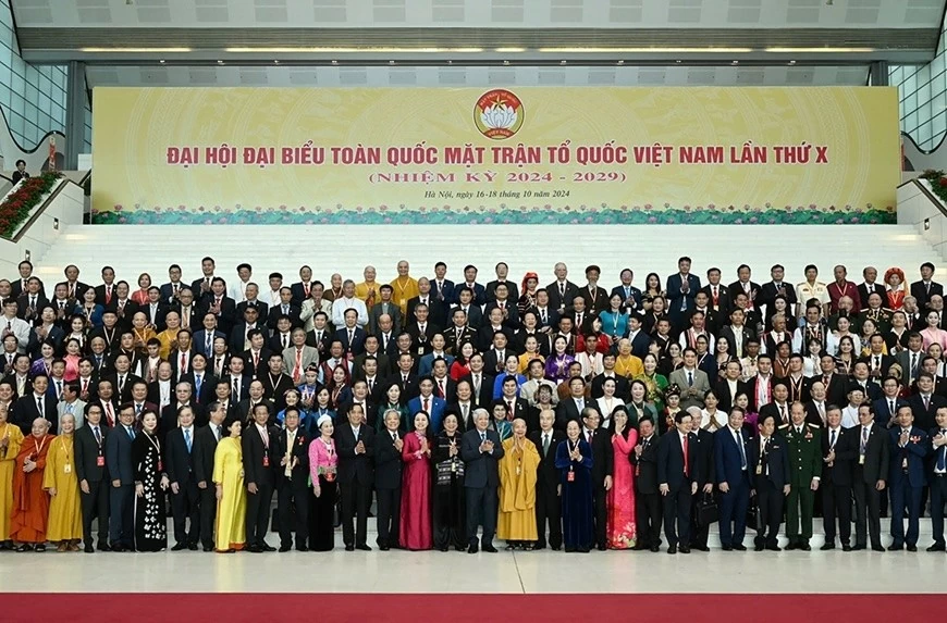 Các đại biểu chụp ảnh chung tại phiên Bế mạc Đại hội X Mặt trận Tổ quốc Việt Nam. (Nguồn: QĐND) Các đại biểu chụp ảnh chung tại phiên Bế mạc Đại hội X Mặt trận Tổ quốc Việt Nam. (Nguồn: QĐND)
