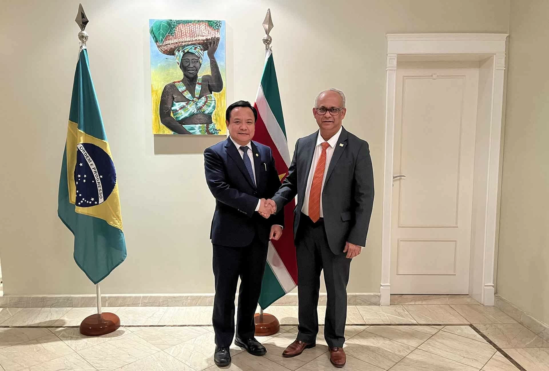 Suriname sẵn sàng tạo điều kiện cho các doanh nghiệp Việt Nam đầu tư vào lĩnh vực nông nghiệp và chế biến thủy hải sản Suriname sẵn sàng tạo điều kiện cho các doanh nghiệp Việt Nam đầu tư vào lĩnh vực nông nghiệp và chế biến thủy hải sản