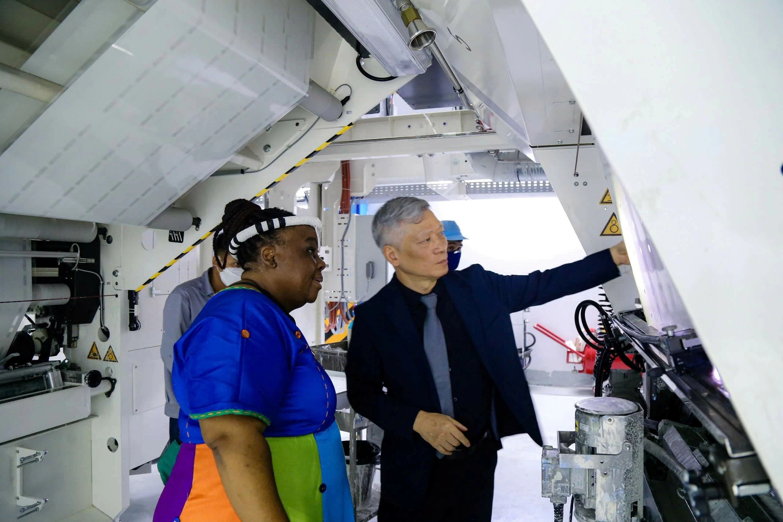 Đại sứ nước ngoài 'ngạc nhiên' khi đến thăm một nhà máy ở khu Công nghệ cao Hòa Lạc Đại sứ nước ngoài 'ngạc nhiên' khi đến thăm một nhà máy ở khu Công nghệ cao Hòa Lạc