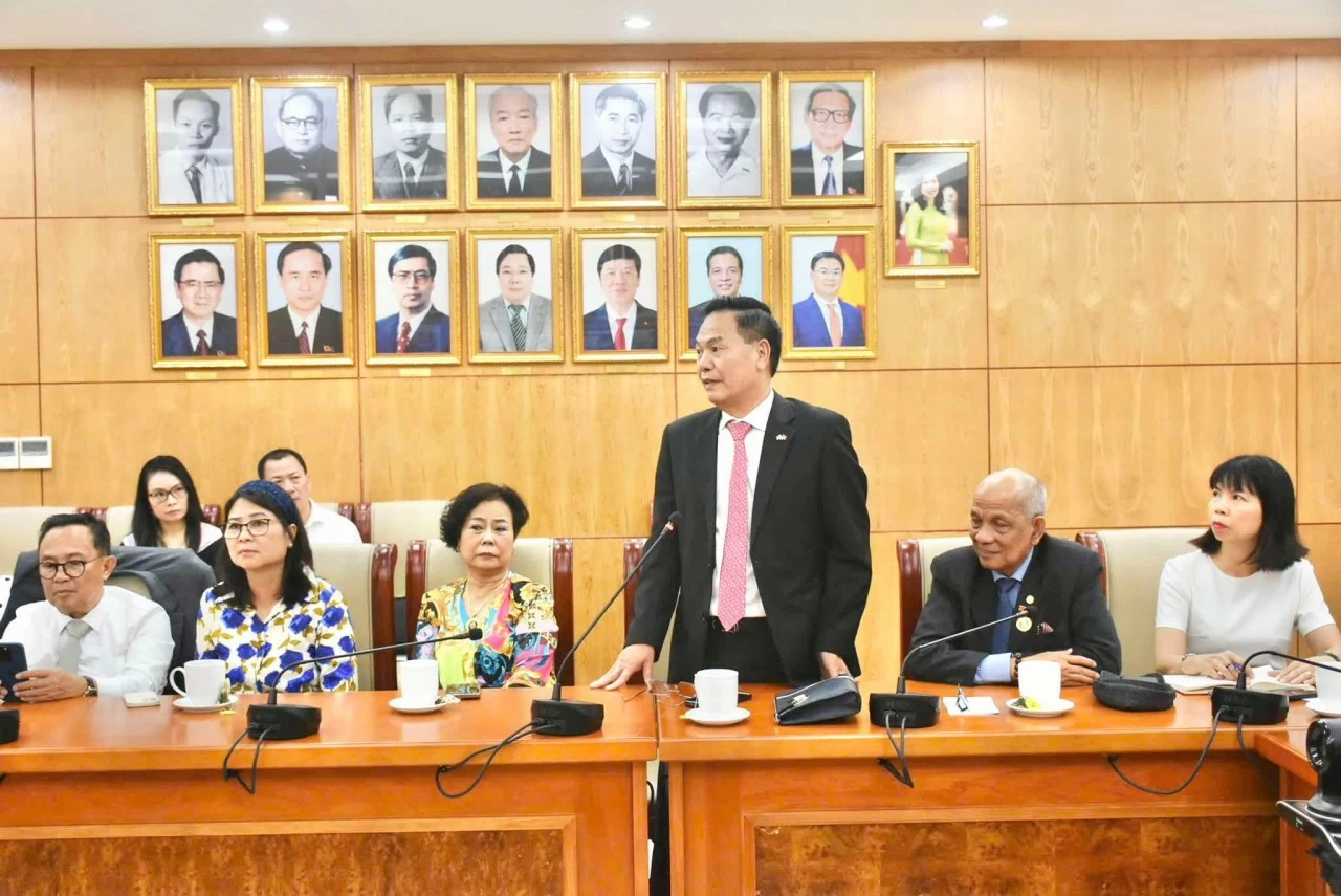 Gặp mặt đại biểu kiều bào là Ủy viên Ủy ban Trung ương Mặt trận Tổ quốc khóa X (2024-2029) Gặp mặt đại biểu kiều bào là Ủy viên Ủy ban Trung ương Mặt trận Tổ quốc khóa X (2024-2029)