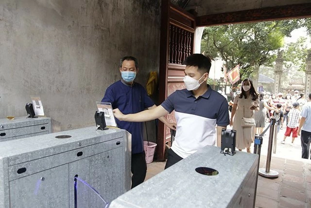 Du khách quét mã vé điện tử vào cửa khi tham quan Văn Miếu - Quốc Tử Giám. (Ảnh: Minh Anh) Du khách quét mã vé điện tử vào cửa khi tham quan Văn Miếu - Quốc Tử Giám. (Ảnh: Minh Anh)