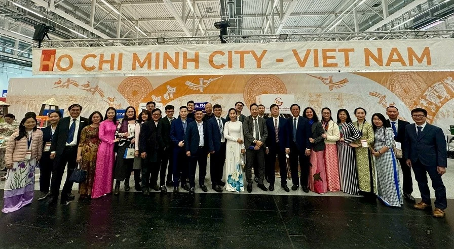 Lan tỏa câu chuyện Việt, văn hóa Việt tại Hội sách Frankfurt 2024 Lan tỏa câu chuyện và văn hóa Việt tại Hội sách Frankfurt 2024