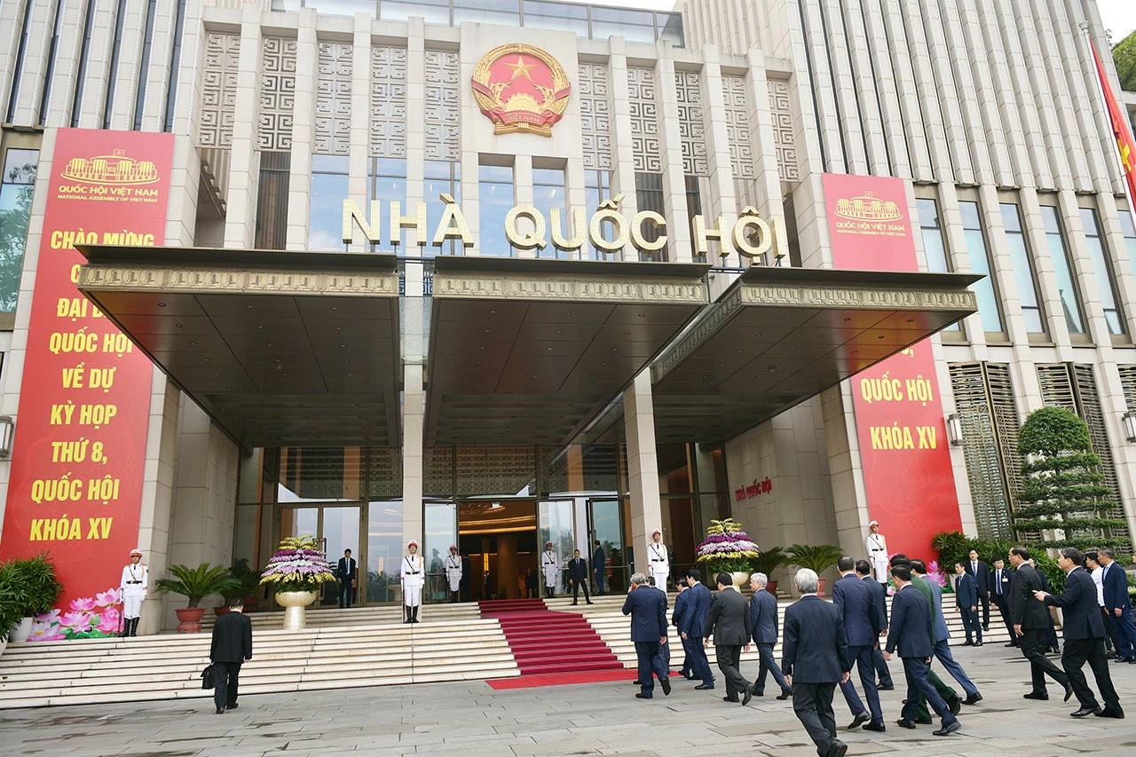 Các vị đại biểu Quốc hội trở về Nhà Quốc hội tiến hành họp phiên trù bị. Các vị đại biểu Quốc hội trở về Nhà Quốc hội tiến hành họp phiên trù bị.