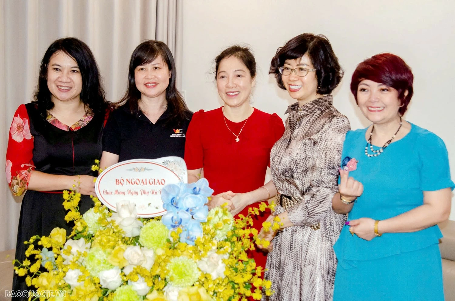 Ban Nữ công quần chúng Bộ Ngoại giao tổ chức nhiều hoạt động ý nghĩa nhằm tri ân, giáo dục truyền thống, chào mừng Ngày Phụ nữ Việt Nam Ban Nữ công quần chúng Bộ Ngoại giao tổ chức nhiều hoạt động ý nghĩa chào mừng Ngày Phụ nữ Việt Nam