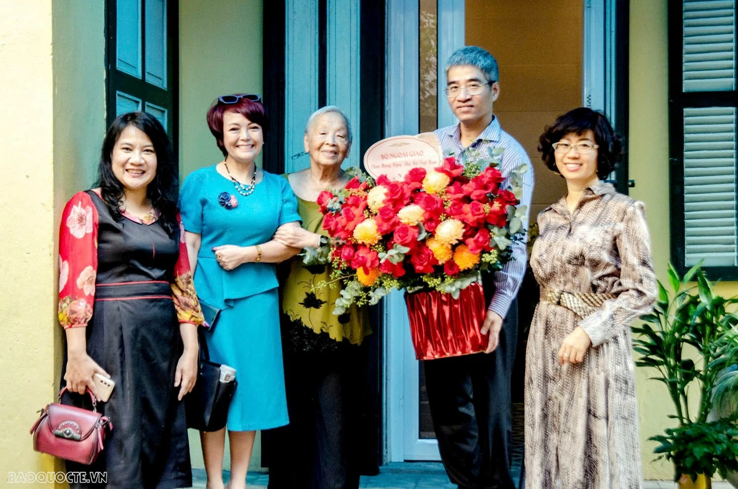 Ban Nữ công quần chúng Bộ Ngoại giao tổ chức nhiều hoạt động ý nghĩa nhằm tri ân, giáo dục truyền thống, chào mừng Ngày Phụ nữ Việt Nam Ban Nữ công quần chúng Bộ Ngoại giao tổ chức nhiều hoạt động ý nghĩa chào mừng Ngày Phụ nữ Việt Nam