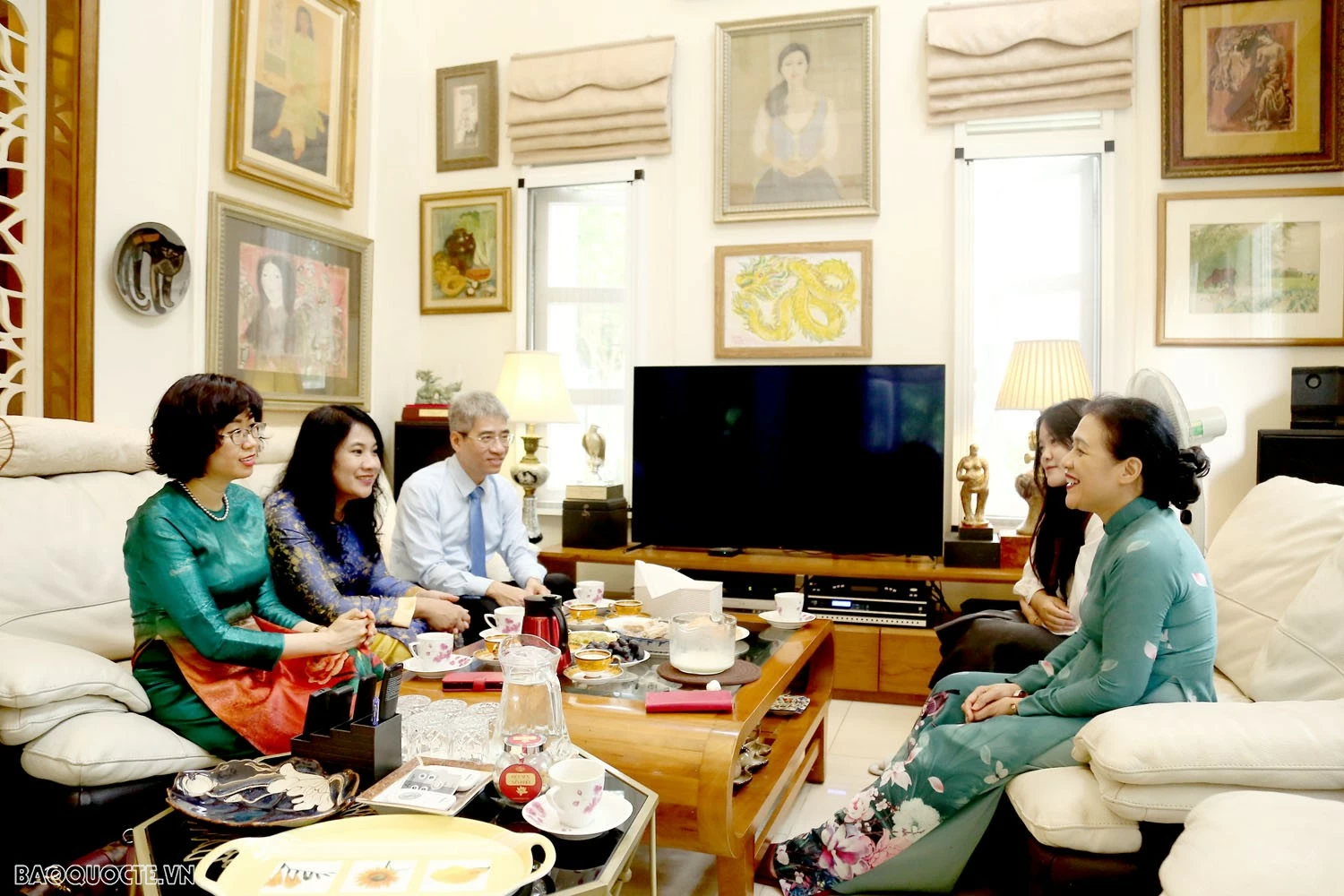 Ban Nữ công quần chúng Bộ Ngoại giao tổ chức nhiều hoạt động ý nghĩa nhằm tri ân, giáo dục truyền thống, chào mừng Ngày Phụ nữ Việt Nam Ban Nữ công quần chúng Bộ Ngoại giao tổ chức nhiều hoạt động ý nghĩa chào mừng Ngày Phụ nữ Việt Nam