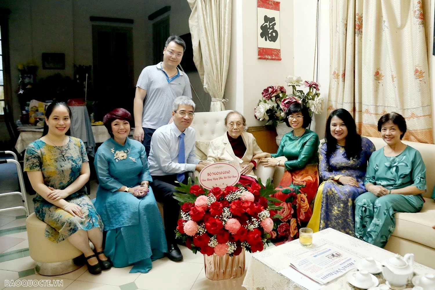 Ban Nữ công quần chúng Bộ Ngoại giao tổ chức nhiều hoạt động ý nghĩa nhằm tri ân, giáo dục truyền thống, chào mừng Ngày Phụ nữ Việt Nam Ban Nữ công quần chúng Bộ Ngoại giao tổ chức nhiều hoạt động ý nghĩa chào mừng Ngày Phụ nữ Việt Nam