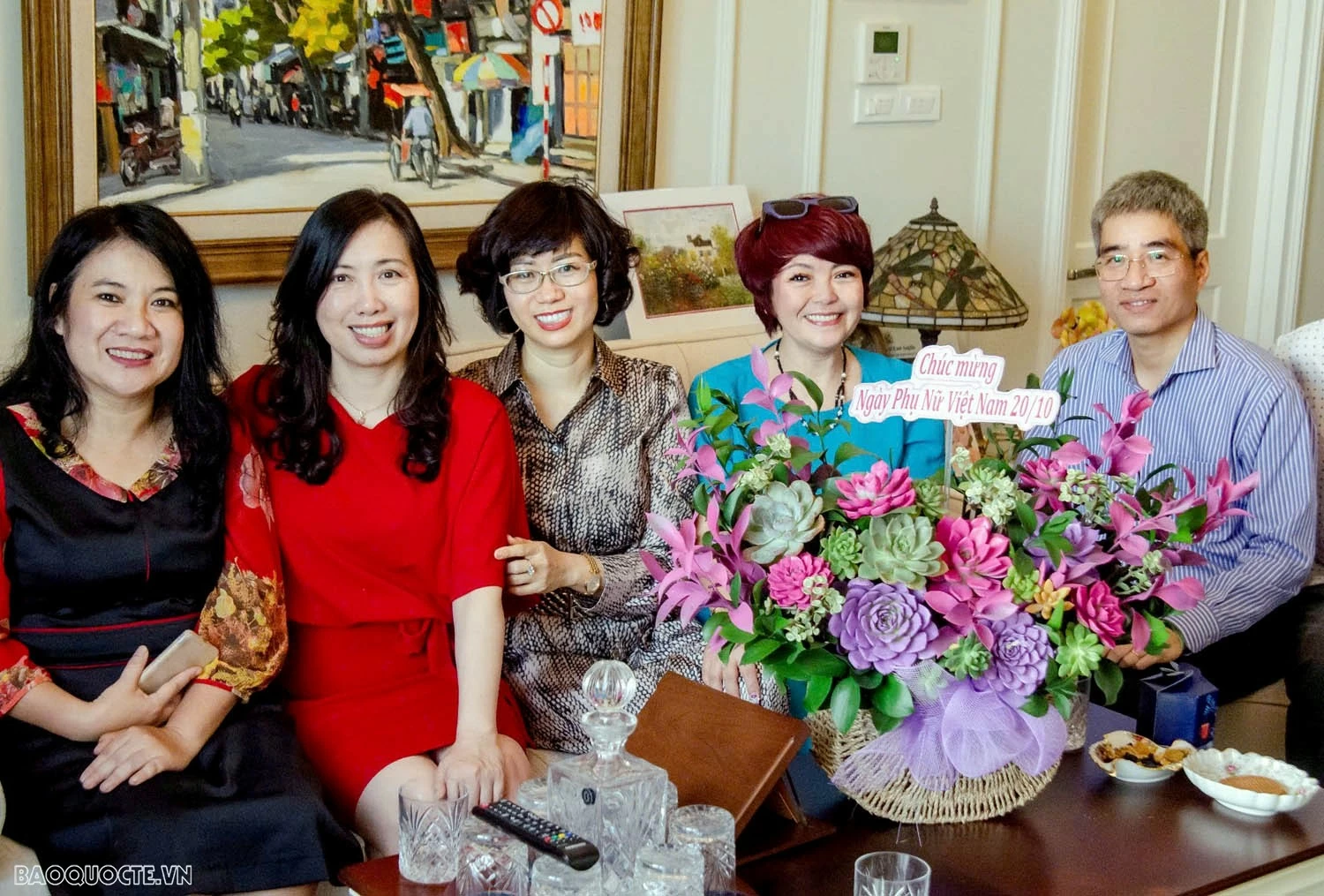 Ban Nữ công quần chúng Bộ Ngoại giao tổ chức nhiều hoạt động ý nghĩa nhằm tri ân, giáo dục truyền thống, chào mừng Ngày Phụ nữ Việt Nam Ban Nữ công quần chúng Bộ Ngoại giao tổ chức nhiều hoạt động ý nghĩa chào mừng Ngày Phụ nữ Việt Nam