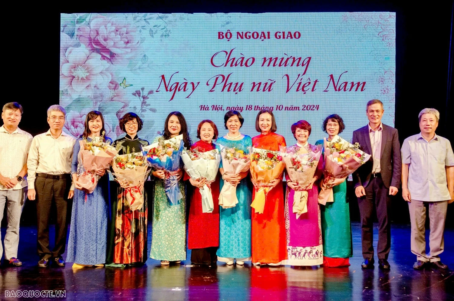 Ban Nữ công quần chúng Bộ Ngoại giao tổ chức nhiều hoạt động ý nghĩa nhằm tri ân, giáo dục truyền thống, chào mừng Ngày Phụ nữ Việt Nam Ban Nữ công quần chúng Bộ Ngoại giao tổ chức nhiều hoạt động ý nghĩa chào mừng Ngày Phụ nữ Việt Nam