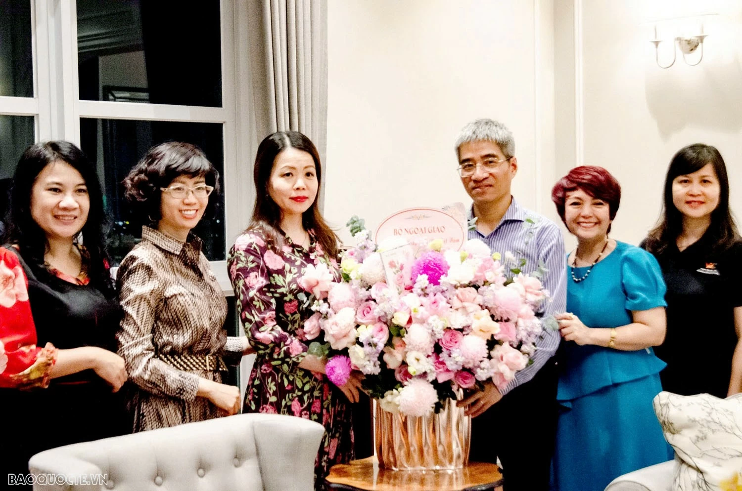 Ban Nữ công quần chúng Bộ Ngoại giao tổ chức nhiều hoạt động ý nghĩa nhằm tri ân, giáo dục truyền thống, chào mừng Ngày Phụ nữ Việt Nam Ban Nữ công quần chúng Bộ Ngoại giao tổ chức nhiều hoạt động ý nghĩa chào mừng Ngày Phụ nữ Việt Nam