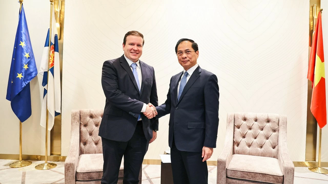 Sáng 21/10, trong khuôn khổ Diễn đàn và Triển lãm Kinh tế xanh năm 2024 diễn ra tại TP. Hồ Chí Minh, Phó Thủ tướng, Bộ trưởng Ngoại giao Bùi Thanh Sơn có cuộc gặp với Bộ trưởng Bộ Ngoại thương và Phát triển Phần Lan Ville Tapani Tavio. Sáng 21/10, trong khuôn khổ Diễn đàn và Triển lãm Kinh tế xanh năm 2024 diễn ra tại TP. Hồ Chí Minh, Phó Thủ tướng, Bộ trưởng Ngoại giao Bùi Thanh Sơn có cuộc gặp với Bộ trưởng Bộ Ngoại thương và Phát triển Phần Lan Ville Tapani Tavio.