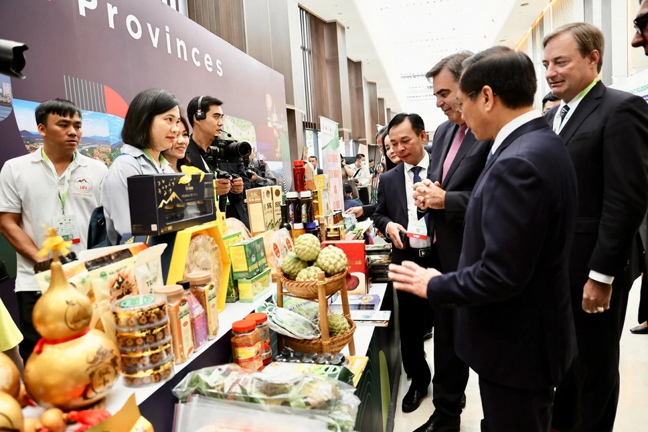 Phó Thủ tướng Bùi Thanh Sơn và Phó Chủ tịch Ủy ban châu Âu và đại diện doanh nghiệp châu Âu thăm gian hàng nông sản của doanh nghiệp Việt Nam. Phó Thủ tướng Bùi Thanh Sơn và Phó Chủ tịch Ủy ban châu Âu và đại diện doanh nghiệp châu Âu thăm gian hàng nông sản của doanh nghiệp Việt Nam.