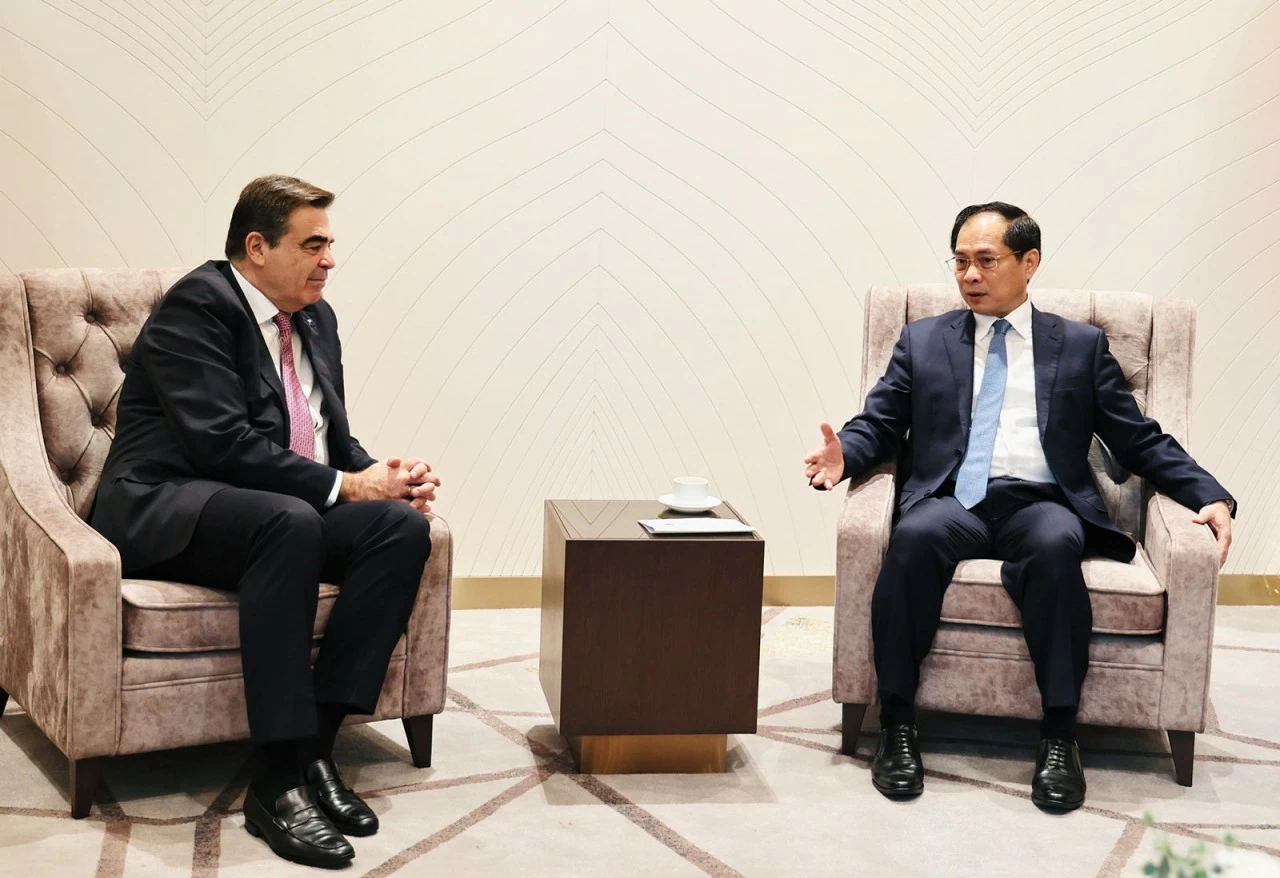 Sáng 21/10, Phó Thủ tướng, Bộ trưởng Ngoại giao Bùi Thanh Sơn đã tiếp Phó Chủ tịch Ủy ban Châu Âu (EC) Margaritis Schinas trong khuôn khổ Diễn đàn và Triển lãm Kinh tế Xanh 2024. Sáng 21/10, Phó Thủ tướng, Bộ trưởng Ngoại giao Bùi Thanh Sơn đã tiếp Phó Chủ tịch Ủy ban Châu Âu (EC) Margaritis Schinas trong khuôn khổ Diễn đàn và Triển lãm Kinh tế Xanh 2024.