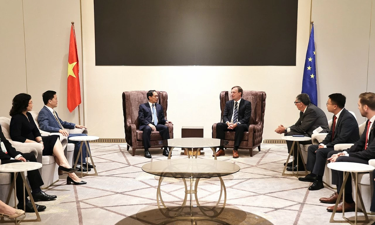 Sáng 21/10, Phó Thủ tướng, Bộ trưởng Ngoại giao Bùi Thanh Sơn đã gặp Chủ tịch EuroCham Bruno Jaspaert. Sáng 21/10, Phó Thủ tướng, Bộ trưởng Ngoại giao Bùi Thanh Sơn đã gặp Chủ tịch EuroCham Bruno Jaspaert.