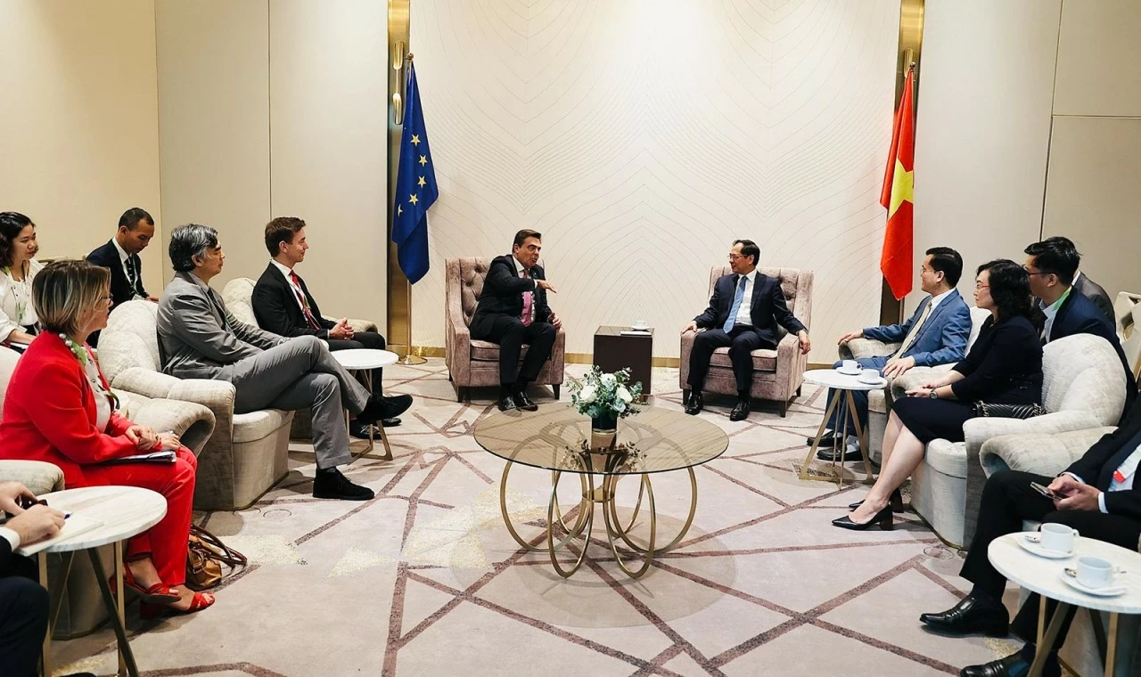 Sáng 21/10, Phó Thủ tướng, Bộ trưởng Ngoại giao Bùi Thanh Sơn đã tiếp Phó Chủ tịch Ủy ban Châu Âu (EC) Margaritis Schinas trong khuôn khổ Diễn đàn và Triển lãm Kinh tế Xanh 2024. Sáng 21/10, Phó Thủ tướng, Bộ trưởng Ngoại giao Bùi Thanh Sơn đã tiếp Phó Chủ tịch Ủy ban Châu Âu (EC) Margaritis Schinas trong khuôn khổ Diễn đàn và Triển lãm Kinh tế Xanh 2024.