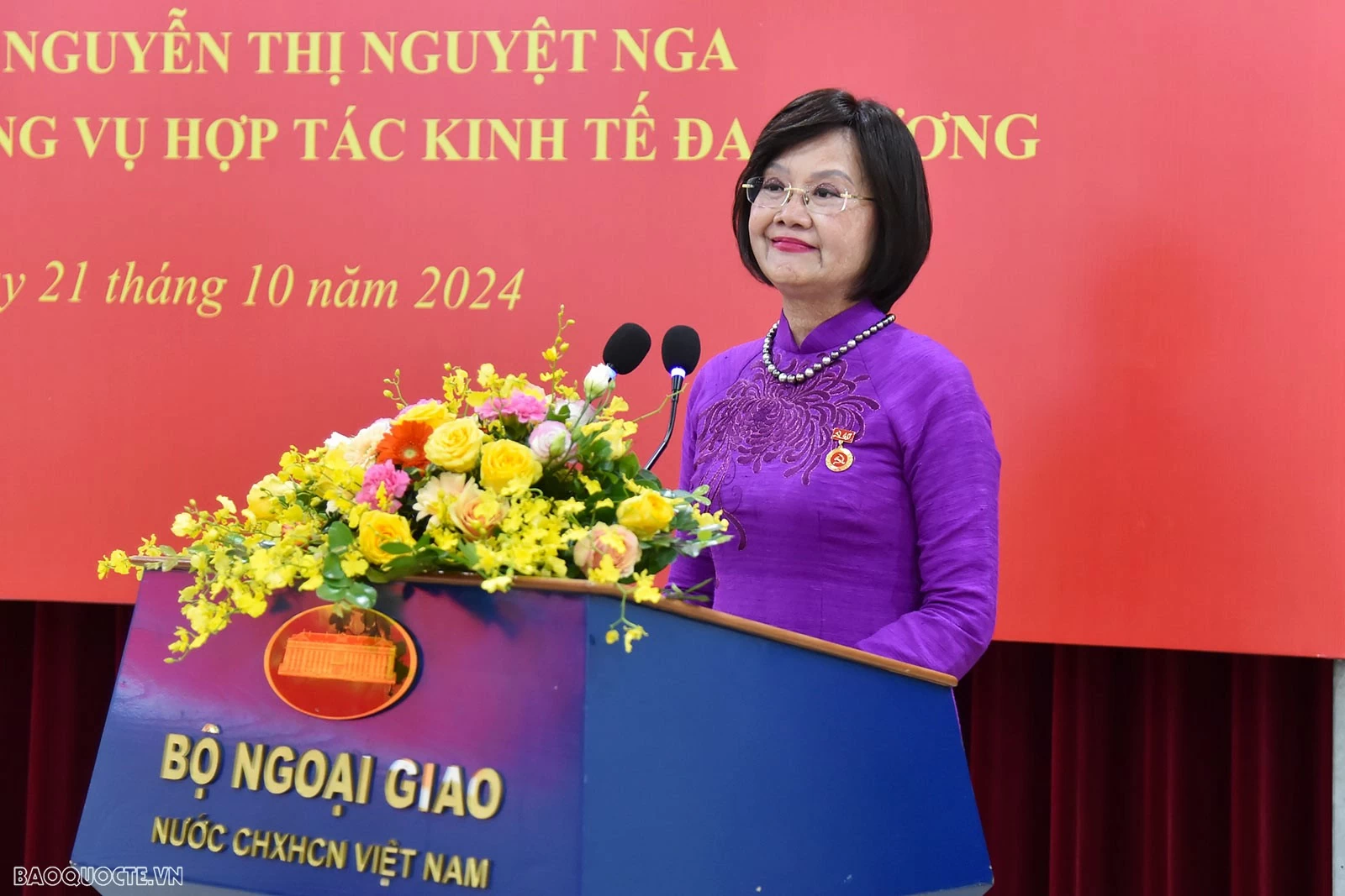 Đảng bộ Bộ Ngoại giao trao tặng Huy hiệu 40 năm tuổi Đảng cho đồng chí Nguyễn Thị Nguyệt Nga Đảng bộ Bộ Ngoại giao trao tặng Huy hiệu 40 năm tuổi Đảng cho đồng chí Nguyễn Thị Nguyệt Nga