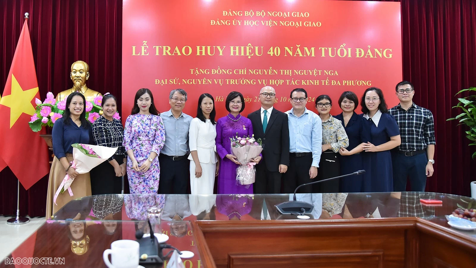 Đảng bộ Bộ Ngoại giao trao tặng Huy hiệu 40 năm tuổi Đảng cho đồng chí Nguyễn Thị Nguyệt Nga Đảng bộ Bộ Ngoại giao trao tặng Huy hiệu 40 năm tuổi Đảng cho đồng chí Nguyễn Thị Nguyệt Nga