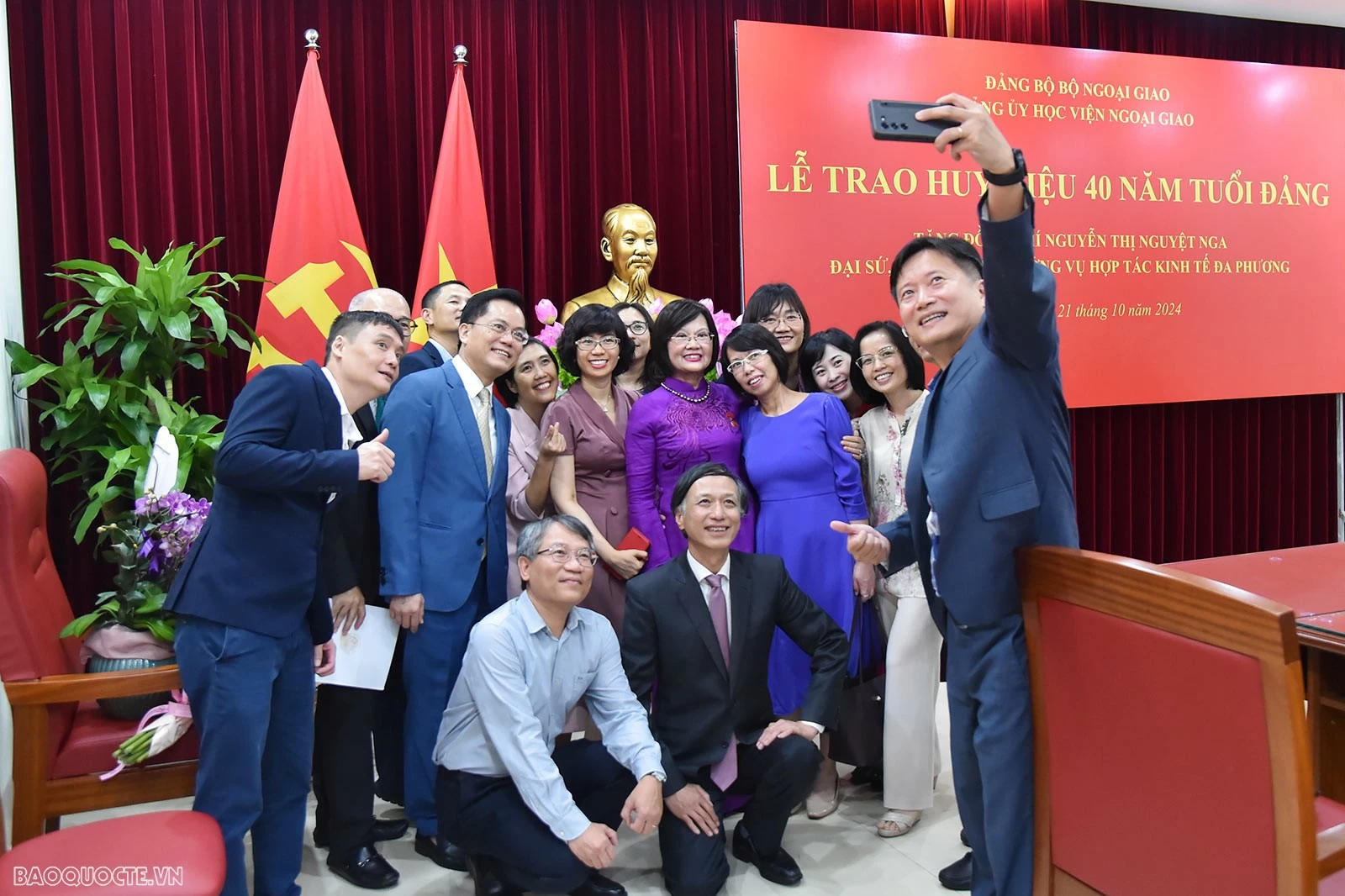 Đảng bộ Bộ Ngoại giao trao tặng Huy hiệu 40 năm tuổi Đảng cho đồng chí Nguyễn Thị Nguyệt Nga Đảng bộ Bộ Ngoại giao trao tặng Huy hiệu 40 năm tuổi Đảng cho đồng chí Nguyễn Thị Nguyệt Nga