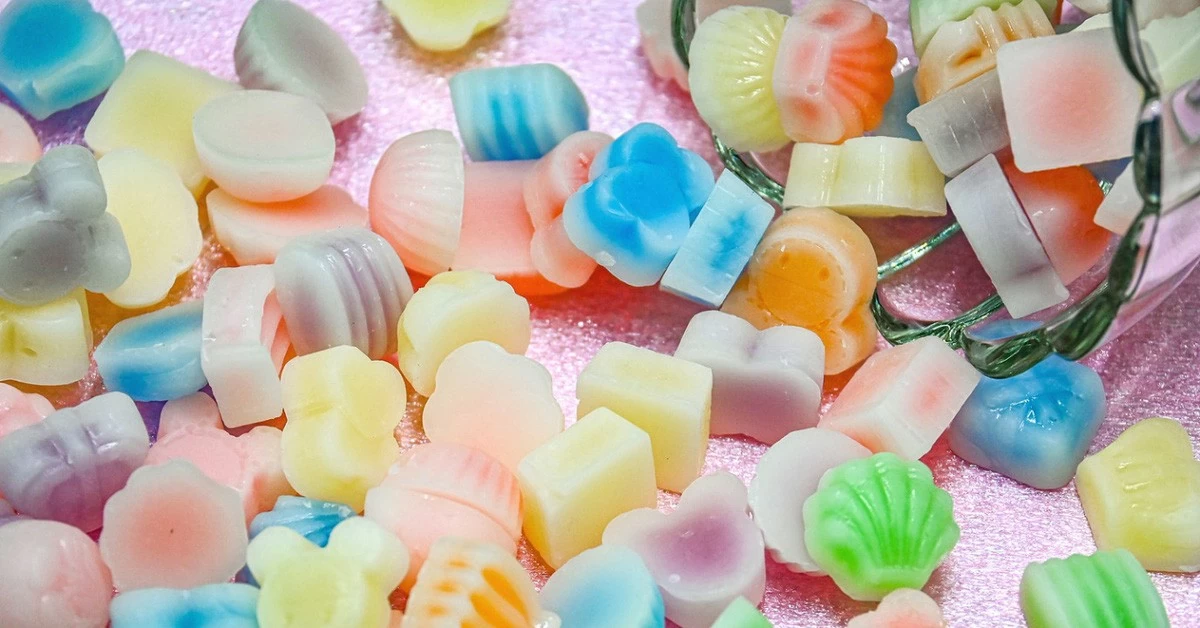 Các cơ quan quản lý an toàn thực phẩm lên tiếng cảnh báo mặt hàng kẹo sáp thiếu thông tin, nhãn mác, chứng nhận an toàn vệ sinh thực phẩm (Nguồn: chinadaily) Các cơ quan quản lý an toàn thực phẩm lên tiếng cảnh báo mặt hàng kẹo sáp thiếu thông tin, nhãn mác, chứng nhận an toàn vệ sinh thực phẩm (Nguồn: chinadaily)