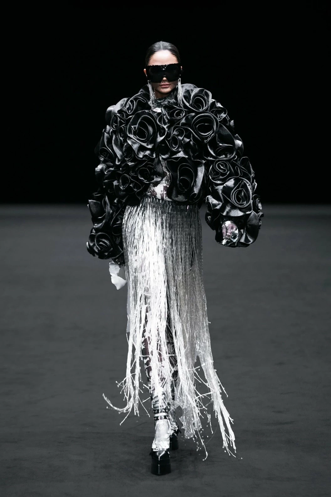 Hoa hậu H'Hen Niê trình diễn mở màn show của NTK Đỗ Mạnh Cường tại Tuần lễ thời trang Thượng Hải Xuân Hè 2025. Các thiết kế trong bộ sưu tập, có outfit mỹ nhân Êđê, được đăng tải trên tạp chí Vogue. Hoa hậu H'Hen Niê trình diễn mở màn show của NTK Đỗ Mạnh Cường tại Tuần lễ thời trang Thượng Hải Xuân Hè 2025. Các thiết kế trong bộ sưu tập, có outfit mỹ nhân Êđê, được đăng tải trên tạp chí Vogue.