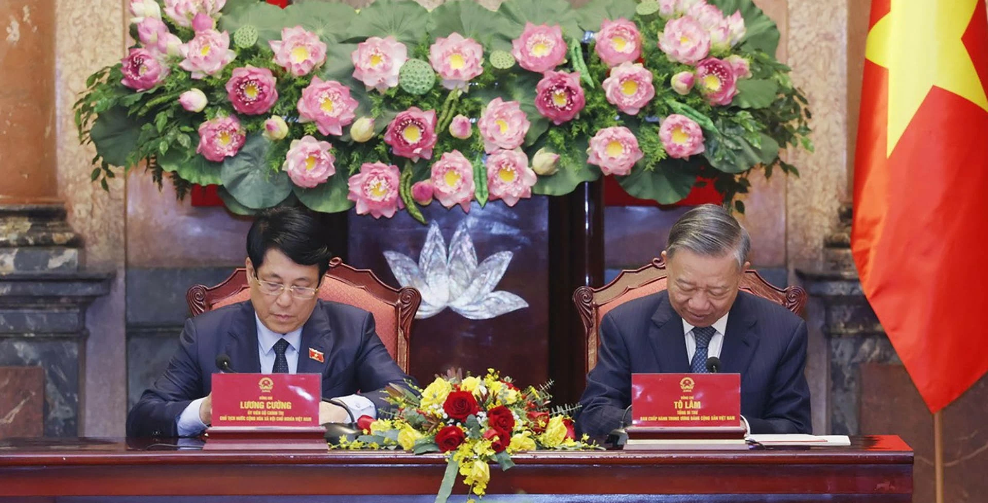 Tổng Bí thư Tô Lâm và Chủ tịch nước Lương Cường ký Biên bản bàn giao công tác của Chủ tịch nước. (Nguồn: TTXVN) Tổng Bí thư Tô Lâm và Chủ tịch nước Lương Cường ký Biên bản bàn giao công tác của Chủ tịch nước. (Nguồn: TTXVN)