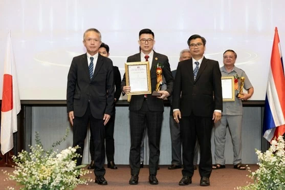 Ngày 22/5, KTS GROUP vinh dự tham gia sự kiện quan trọng “Chương trình Diễn đàn Giao lưu Hợp tác Phát triển Kinh tế-Văn hóa giữa Việt Nam, ASEAN và Nhật Bản năm 2024” tại Bangkok, Thái Lan, và được vinh danh trong Top 10 Thương hiệu Uy tín hội nhập Toàn cầu. Ngày 22/5, KTS GROUP vinh dự tham gia sự kiện quan trọng “Chương trình Diễn đàn Giao lưu Hợp tác Phát triển Kinh tế-Văn hóa giữa Việt Nam, ASEAN và Nhật Bản năm 2024” tại Bangkok, Thái Lan, và được vinh danh trong Top 10 Thương hiệu Uy tín hội nhập Toàn cầu.