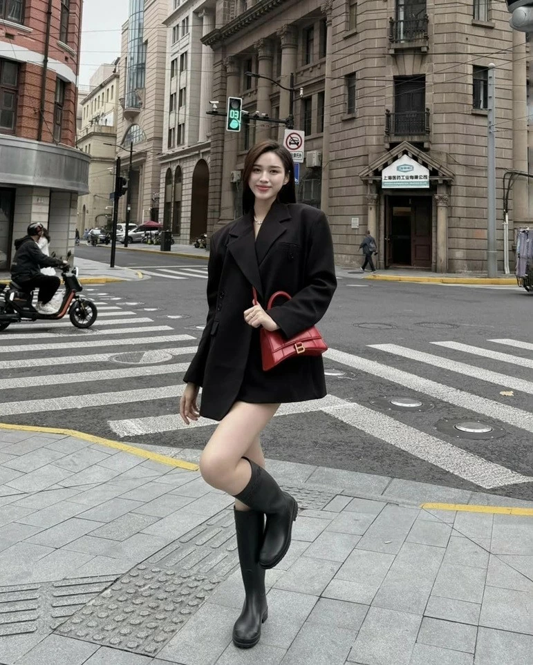 Hoa hậu Đỗ Thị Hà đang có chuyến du lịch Trung Quốc qua Hàng Châu, Thượng Hải. Trên đường phố, mỹ nhân xứ Thanh tôn đôi chân thon dài với trang phục gồm áo blazer phối cùng boots. Hoa hậu Đỗ Thị Hà đang có chuyến du lịch Trung Quốc qua Hàng Châu, Thượng Hải. Trên đường phố, mỹ nhân xứ Thanh tôn đôi chân thon dài với trang phục gồm áo blazer phối cùng boots.