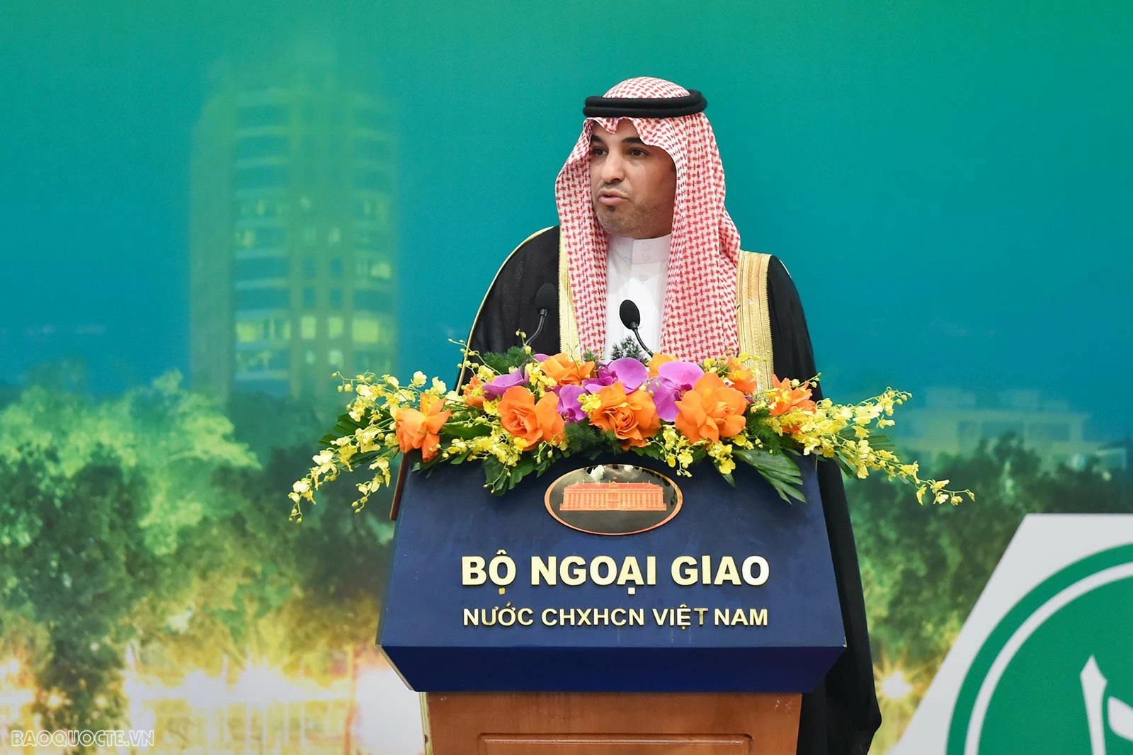 ● Tổng Thư ký Viện Tiêu chuẩn các quốc gia Hồi giáo (SMIIC) Ihsan ÖVÜT phát biểu. (Ảnh: Anh Sơn) ● Tổng Thư ký Viện Tiêu chuẩn các quốc gia Hồi giáo (SMIIC) Ihsan ÖVÜT phát biểu. (Ảnh: Anh Sơn)