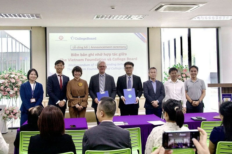 Đại diện The Vietnam Foundation và College Board chụp ảnh cùng khách mời tại lễ công bố hợp tác Đại diện The Vietnam Foundation và College Board chụp ảnh cùng khách mời tại lễ công bố hợp tác
