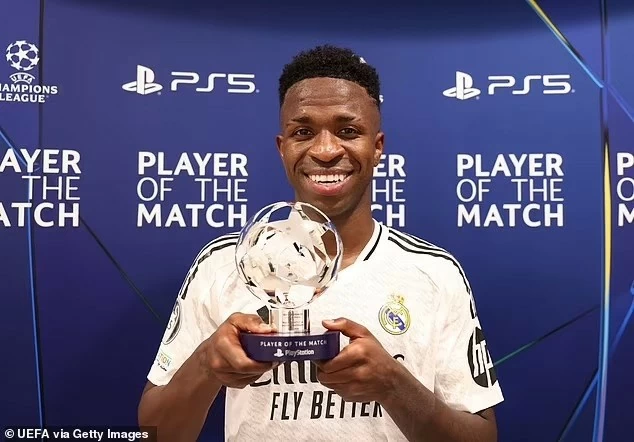 Lập hat-trick, Vinicius được tôn vinh, chờ ngày nhận giải Quả bóng vàng Lập hat-trick, Vinicius được tôn vinh, chờ ngày nhận giải Quả bóng vàng