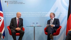 Anh-Đức và cái bắt tay lịch sử, hai 'anh lớn' của châu Âu quyết làm nên chuyện với bước ngoặt đáng nhớ