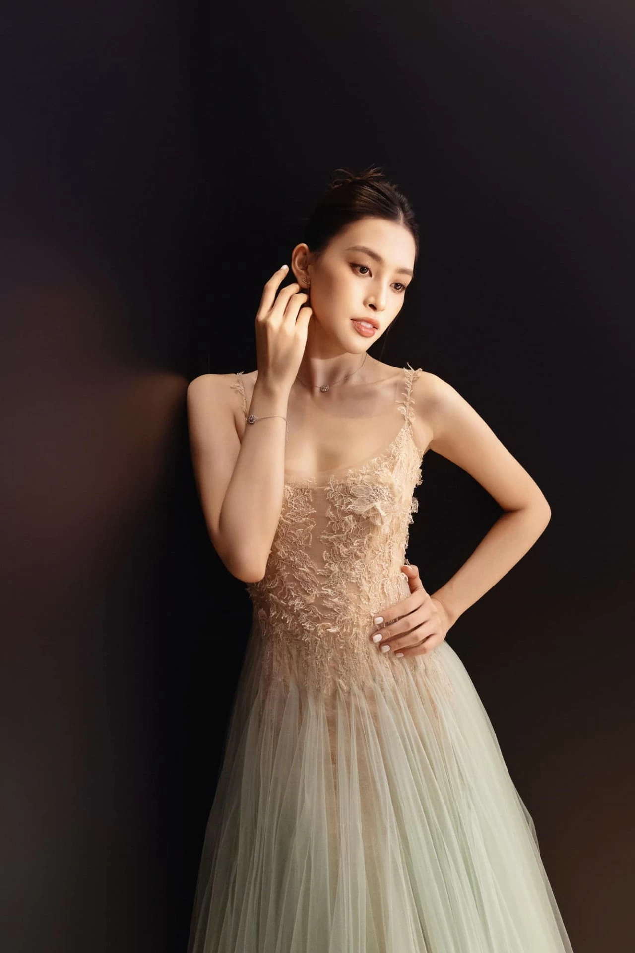 Hoa hậu Trần Tiểu Vy đẹp như một đóa hoa Hoa hậu Trần Tiểu Vy đẹp như một đóa hoa