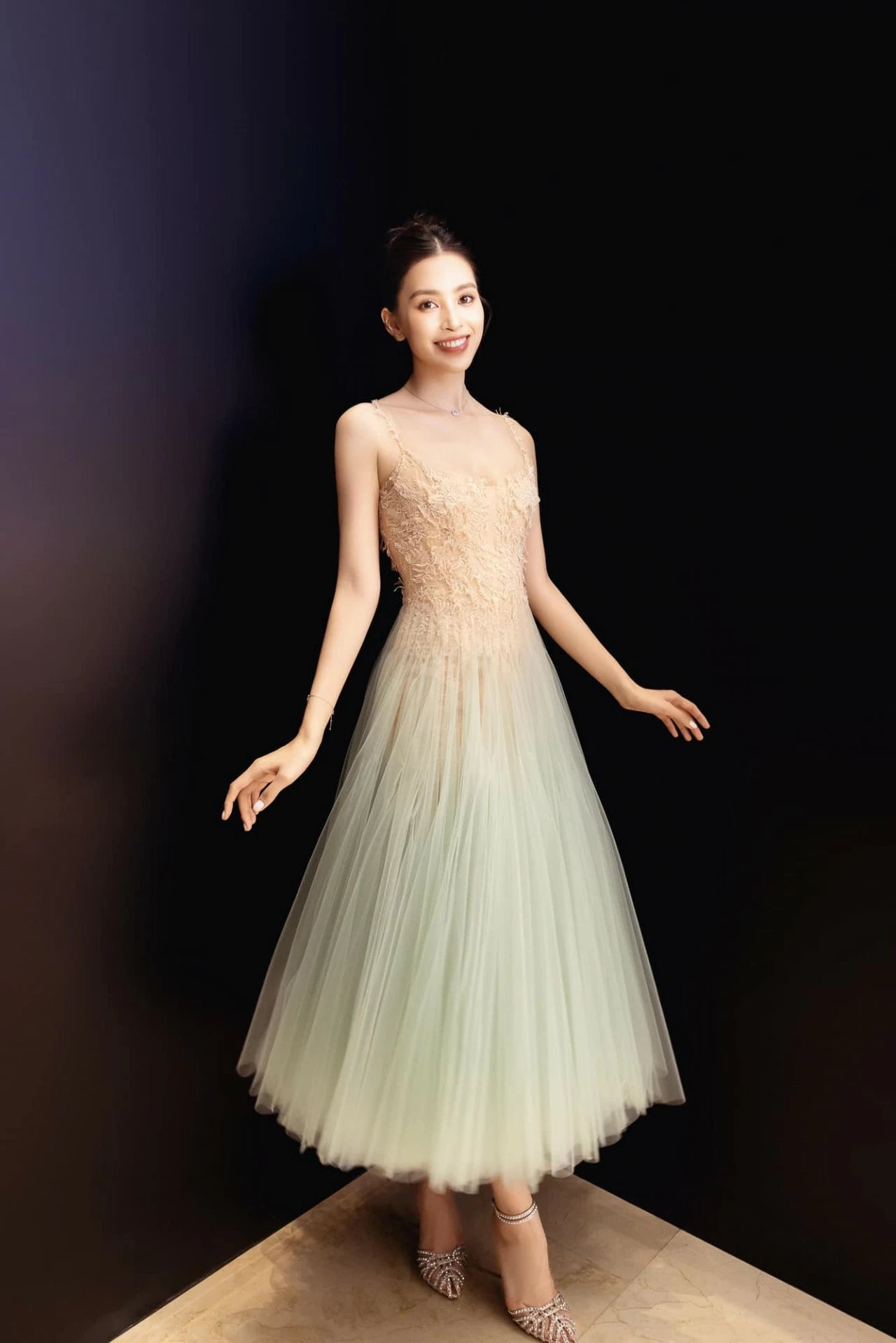 Hoa hậu Trần Tiểu Vy đẹp như một đóa hoa Hoa hậu Trần Tiểu Vy đẹp như một đóa hoa