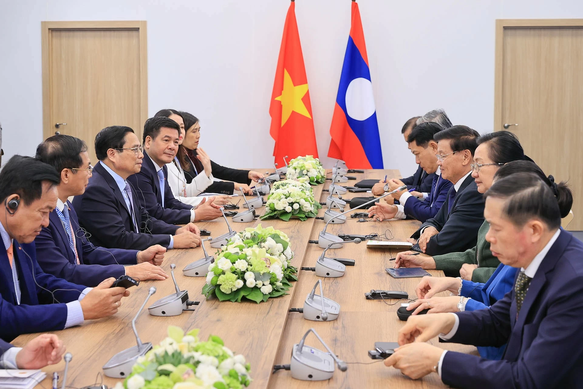 Việt Nam-Lào: Luôn coi trọng và dành ưu tiên cao nhất cho mối quan hệ hữu nghị vĩ đại, đoàn kết đặc biệt và hợp tác toàn diện Việt Nam-Lào: Luôn coi trọng và dành ưu tiên cao nhất cho mối quan hệ hữu nghị vĩ đại, đoàn kết đặc biệt và hợp tác toàn diện