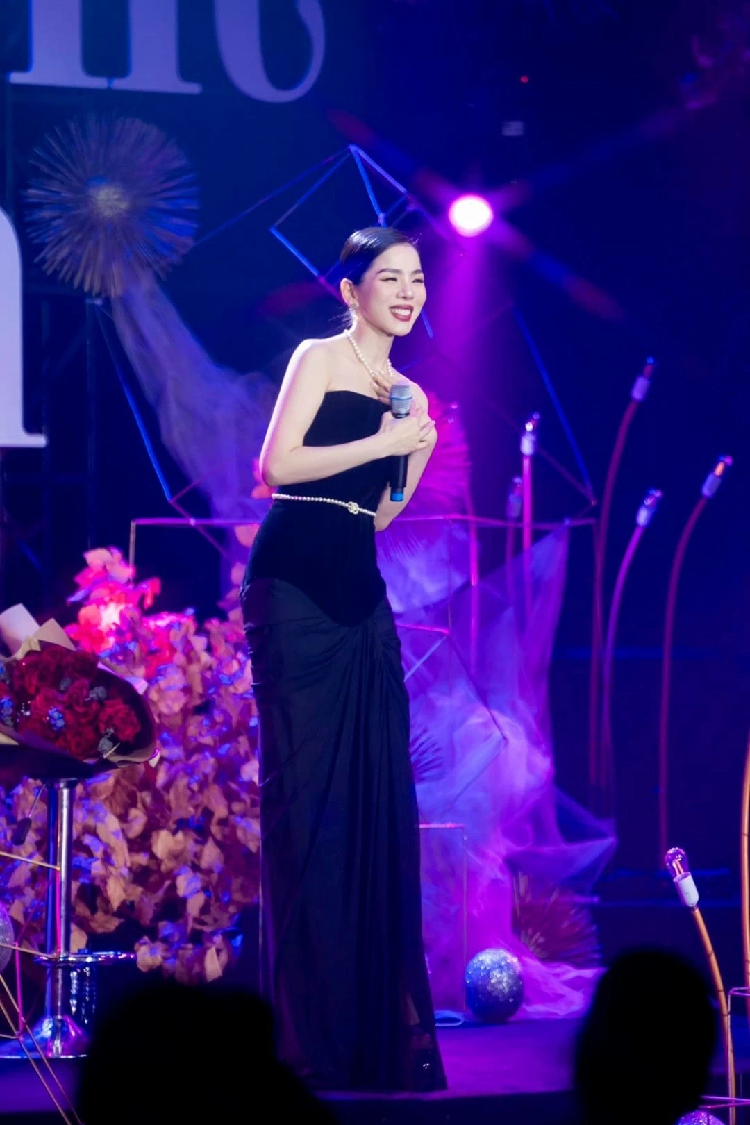 Ca sĩ Lệ Quyên đầm dạ hội Ca sĩ Lệ Quyên đầm dạ hội