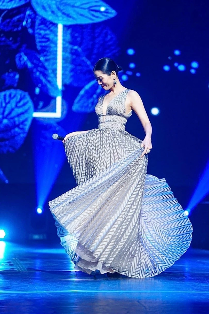 Ca sĩ Lệ Quyên đầm dạ hội Ca sĩ Lệ Quyên đầm dạ hội