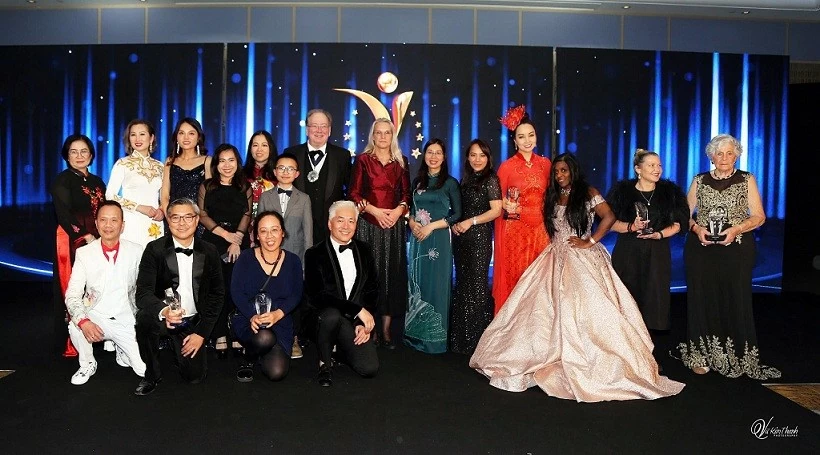 Vinh danh những cống hiến tích cực của người Việt Nam ở nước ngoài Vinh danh những cống hiến tích cực của người Việt Nam ở nước ngoài