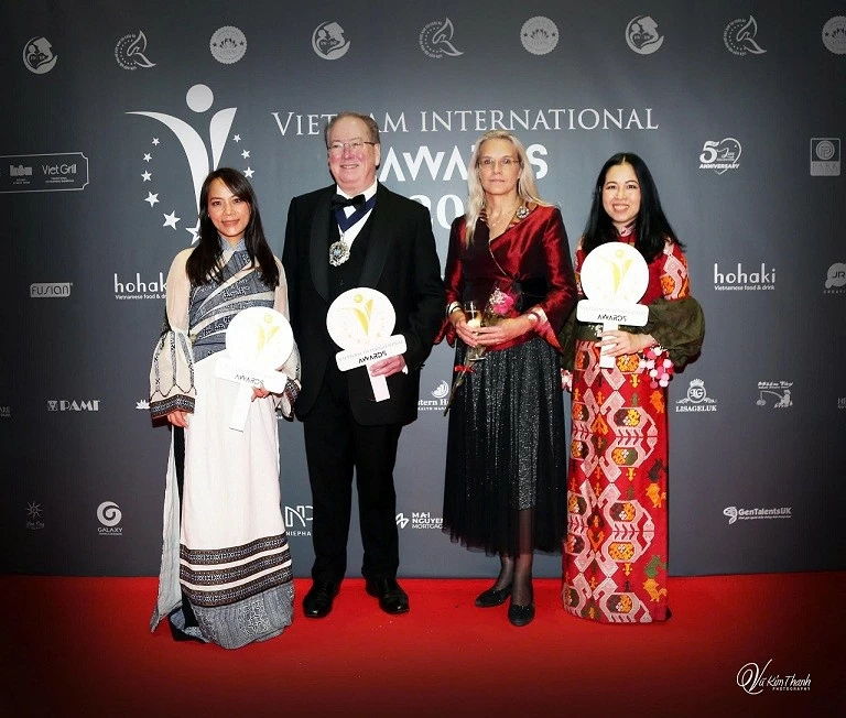 Vinh danh những cống hiến tích cực của người Việt Nam ở nước ngoài Vinh danh những cống hiến tích cực của người Việt Nam ở nước ngoài